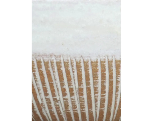 Prim-plan cu o suprafață de lemn cu dungi albe