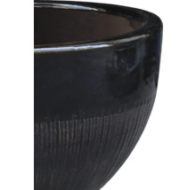 Prim-plan cu un ghiveci ceramic cu textură canelată