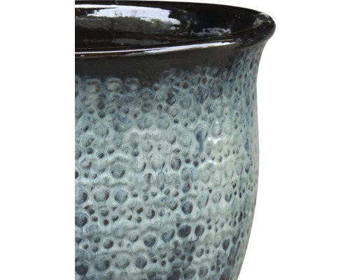 Prim-plan cu o vază de plante texturată din ceramică