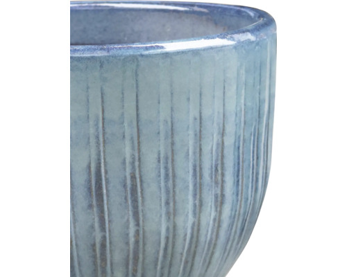 Prim-plan cu un ghiveci canelat