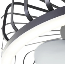 Prim-plan cu o lampă modernă de tavan cu LED, cu bare metalice curbate, întunecate