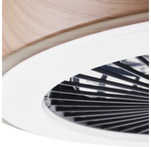 Prim-plan al unui ventilator de tavan cu lamele