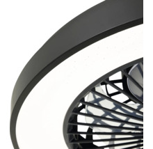 Prim-plan cu un ventilator de tavan cu iluminare