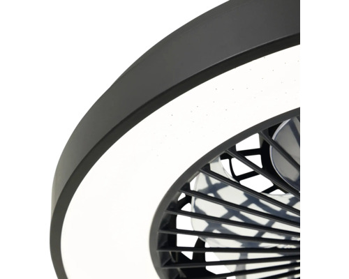 Prim-plan cu un ventilator de tavan cu iluminare