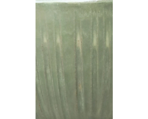 Prim-plan cu un ghiveci de flori cu o suprafață canelată