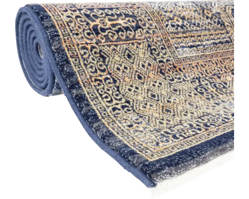 Covor rulat cu model