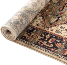 Covor rulat cu modele tradiționale.