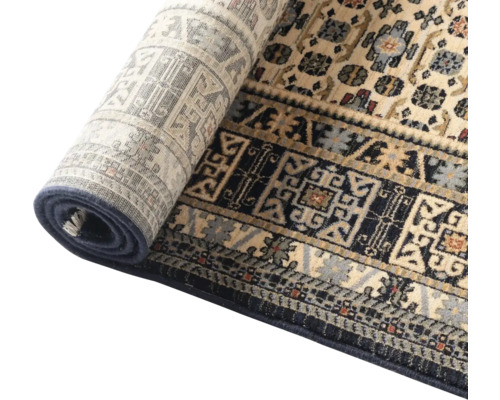 Covor rulat cu model oriental