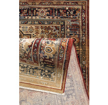 Vizualizare detaliată a unui covor rulat cu model clasic