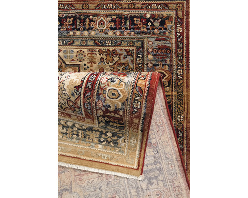 Vizualizare detaliată a unui covor rulat cu model clasic