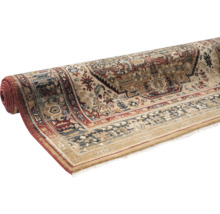 Covor rulat cu model tradițional
