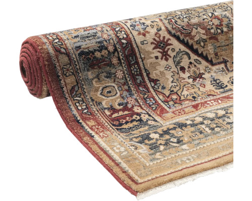 Covor rulat cu model tradițional