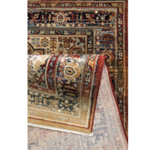 Covor rulat cu model tradițional