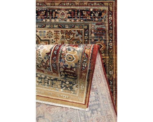 Covor rulat cu model tradițional