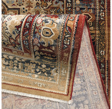 Prim-plan al unui covor cu model cu design oriental