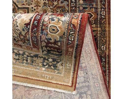 Prim-plan al unui covor cu model cu design oriental