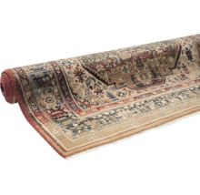 Covor rulat cu model tradițional