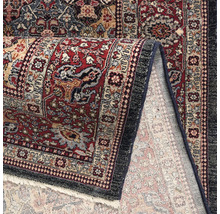 Detaliu al unui covor oriental cu un design modelat