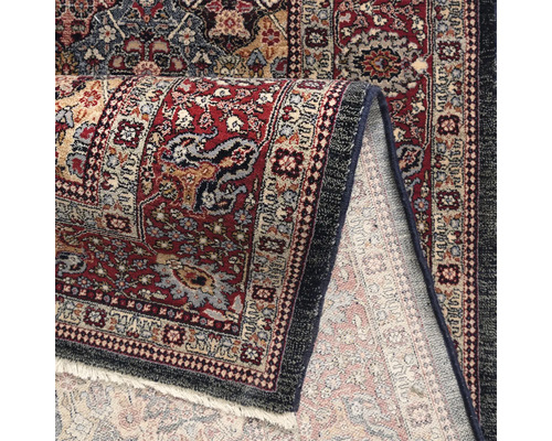 Detaliu al unui covor oriental cu un design modelat