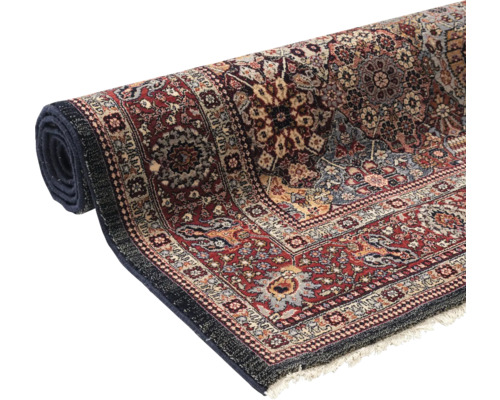 Covor rulat cu model tradițional