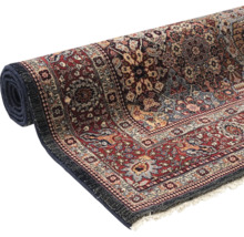 Covor rulat cu model tradițional