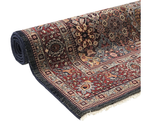 Covor rulat cu model tradițional