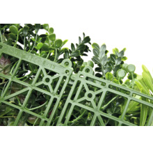 Perete vegetal artificial cu frunze verzi și grilaj din plastic