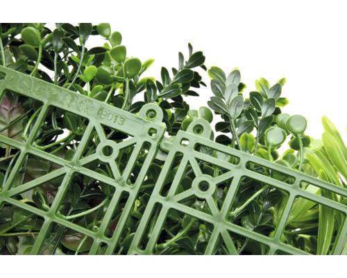 Perete vegetal artificial cu frunze verzi și grilaj din plastic