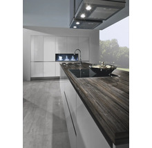 Bucătărie modernă cu insulă de gătit, hotă și dulapuri încorporate.