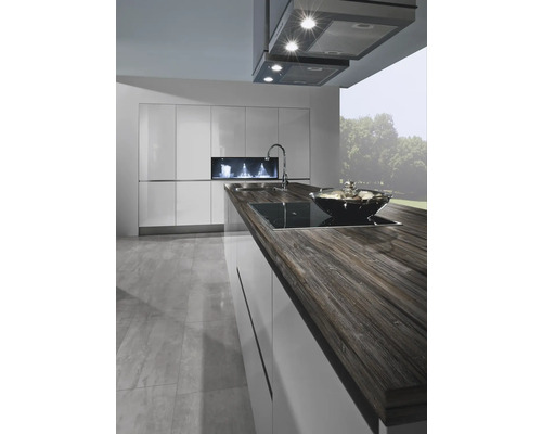 Bucătărie modernă cu insulă de gătit, hotă și dulapuri încorporate.