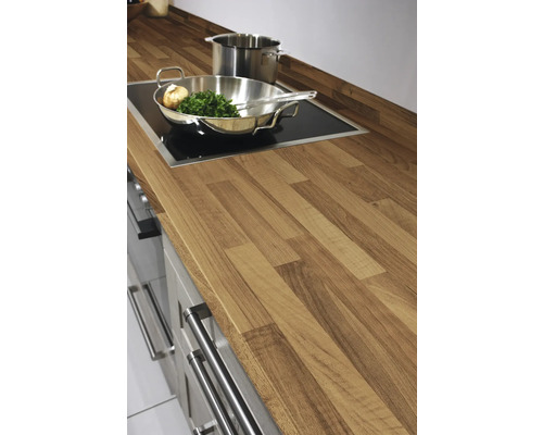 Blat de lucru de bucătărie din lemn cu plită, tigaie și oală