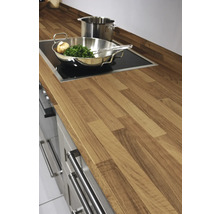 Blat de bucătărie din lemn cu plită, oală și tigaie