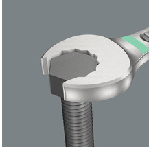 O cheie fixă prinde un șurub