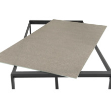 Blat de masă pe un cadru de masă