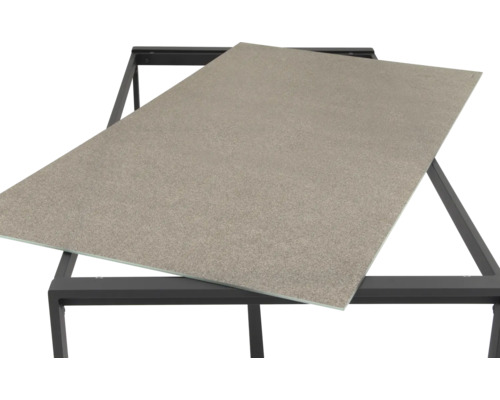 Blat de masă pe un cadru de masă