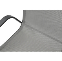 Prim-plan al unui scaun de grădină cu structură tip plasă