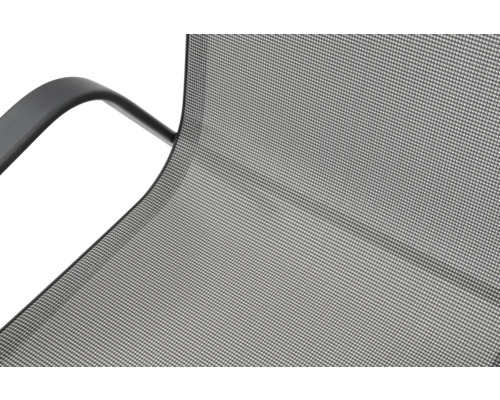 Prim-plan al unui scaun de grădină cu structură tip plasă