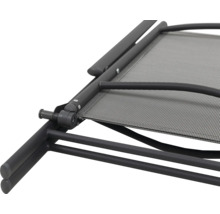 Prim-plan al unui șezlong cu cadru și suprafață de culcare din țesătură textilă