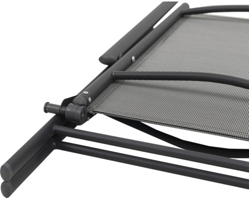 Prim-plan al unui șezlong cu cadru și suprafață de culcare din țesătură textilă