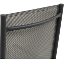 Imagine detaliată a spătarului unui scaun de grădină cu tapițerie textilă și cadru metalic.