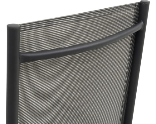 Imagine detaliată a spătarului unui scaun de grădină cu tapițerie textilă și cadru metalic.