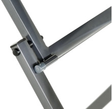 Prim-plan cu cadru metalic cu șuruburi