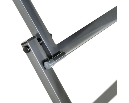 Prim-plan cu cadru metalic cu șuruburi