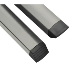 Prim-plan cu două tuburi pătrate argintii cu capace negre din plastic