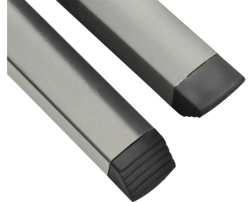 Prim-plan cu două tuburi pătrate argintii cu capace negre din plastic