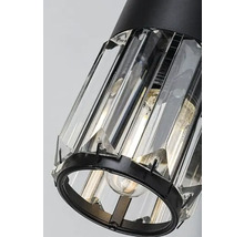 Prim-plan al unei lămpi de plafon cu sticlă de cristal