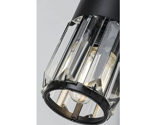 Prim-plan al unei lămpi de plafon cu sticlă de cristal