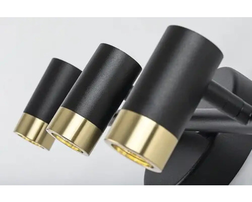 Plafonieră cu trei lămpi cu spoturi reglabile