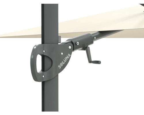 Vizualizare detaliată a unei umbrele de soare cu mecanism de manivelă și siglă Soluna