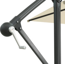 Prim-plan al unei umbrele de soare cu mecanism de manivelă și sigla Soluna